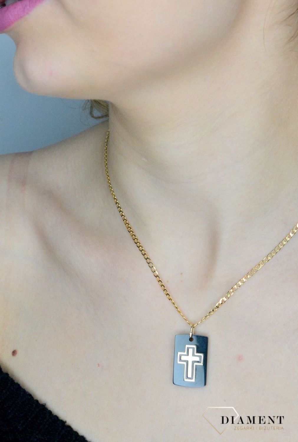 Złota zawieszka Krzyżyk 333 Krzyżyk na czarnej jubilerskiej blaszce ZA 1708 Złota zawieszka krzyż. Krzyżyk złoty próby 333. Złoty krzyżyk na komunię, chrzest, bierzmowanie. Krzyżyk złoty idealny na prezent..jpg